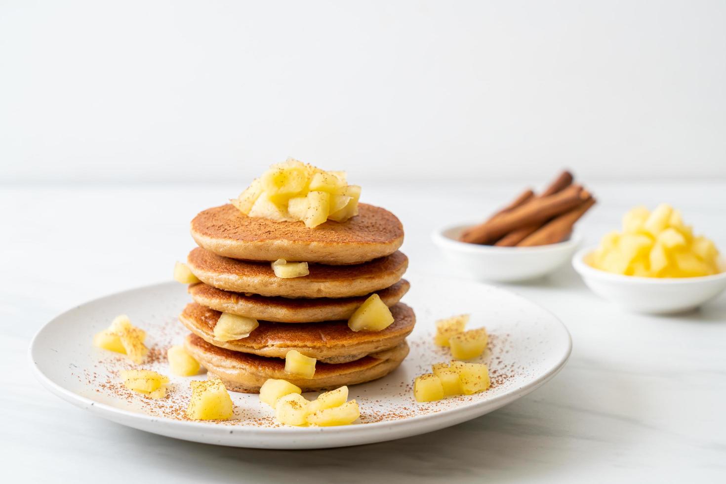 Apfelpfannkuchen oder Apfelcrepe mit Zimtpulver foto