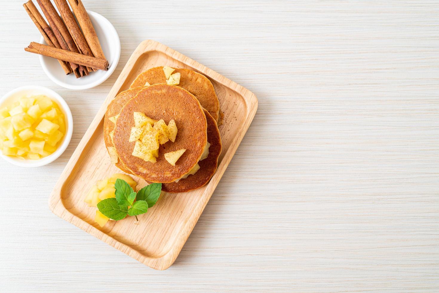 Apfelpfannkuchen oder Apfelcrepe mit Zimtpulver foto