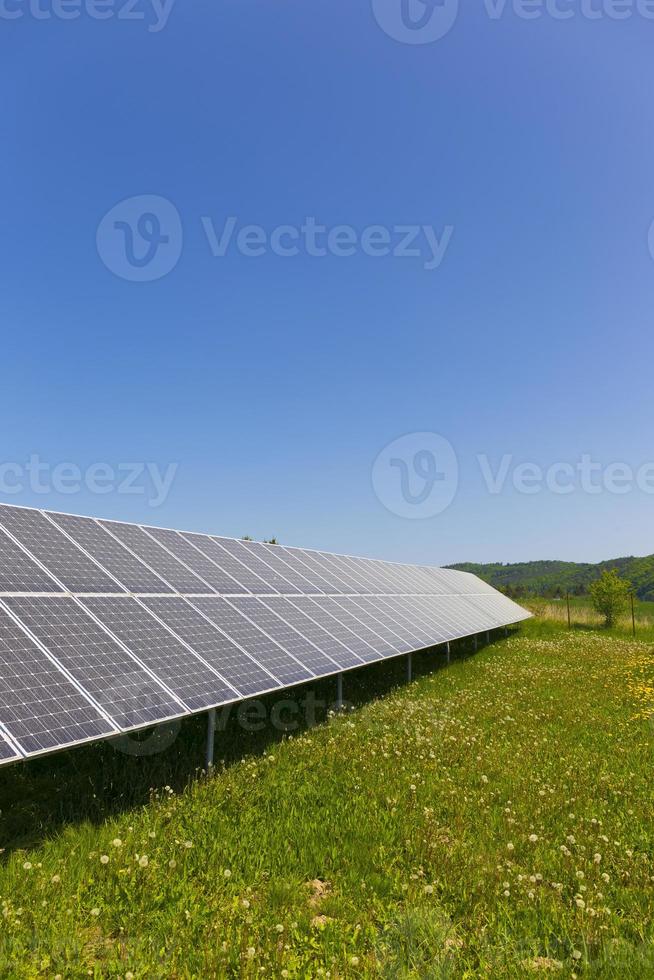 Solarkraftwerk auf der Sommerblumenwiese foto