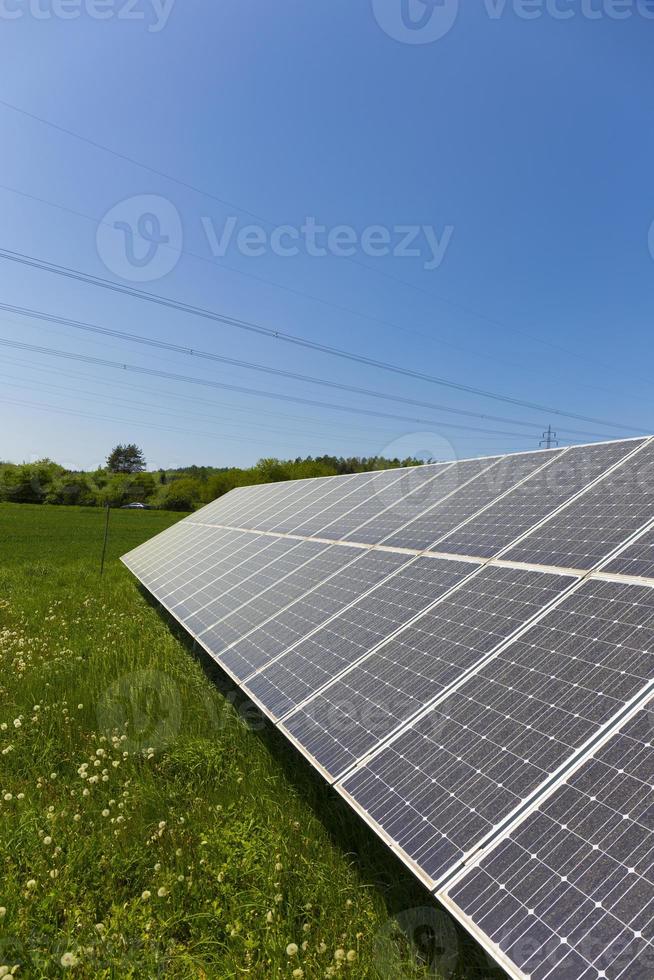 Solarkraftwerk auf der Sommerblumenwiese foto