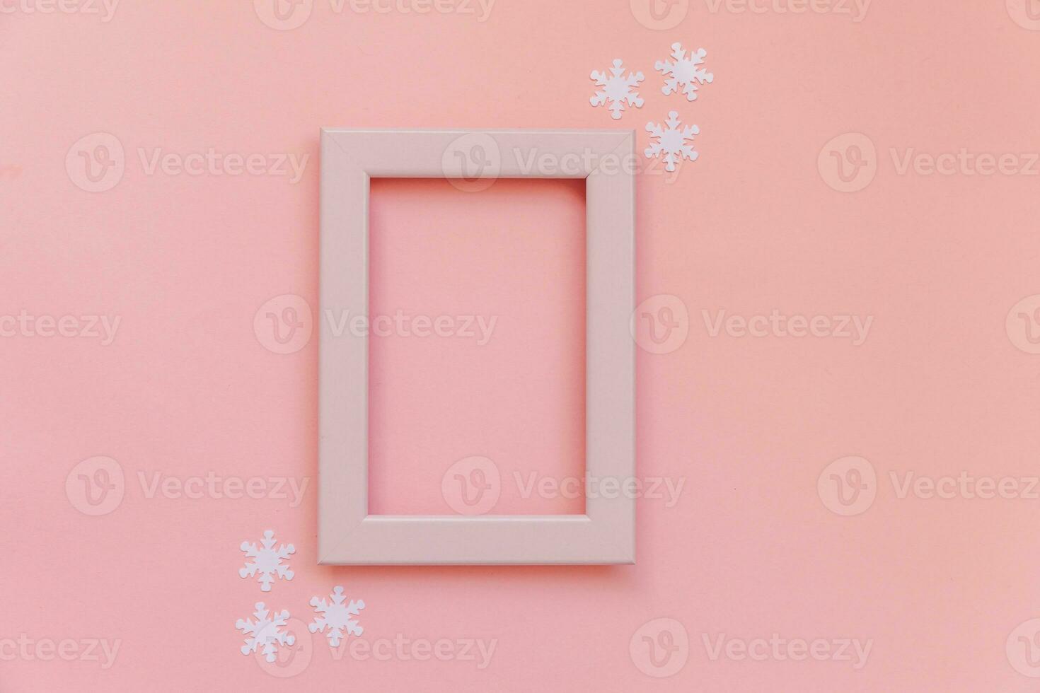 einfach minimal Komposition Winter Objekte Rosa Rahmen Schneeflocken isoliert auf Rosa Pastell- Hintergrund foto