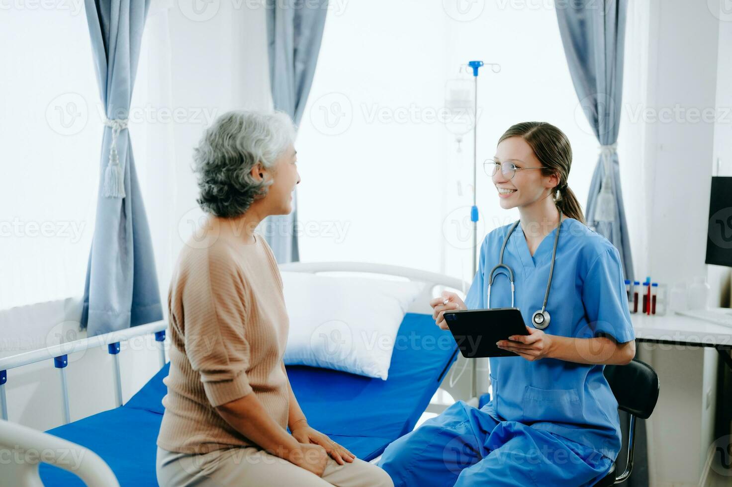 kaukasisch Arzt lächelnd nehmen Pflege von ein jung geduldig im Krankenhaus. freundlich Krankenschwester oder therapeutisch behandeln Klient Fachmann medizinisch Bedienung Konzept. foto