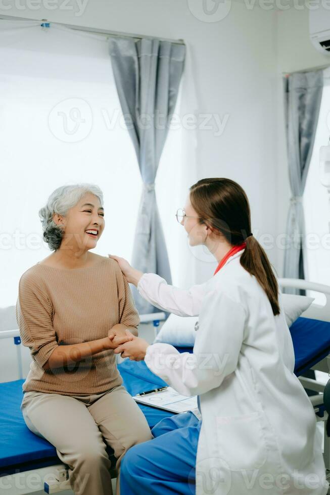 kaukasisch Arzt lächelnd nehmen Pflege von ein jung geduldig im Krankenhaus. freundlich Krankenschwester oder therapeutisch behandeln Klient Fachmann medizinisch Bedienung Konzept. foto