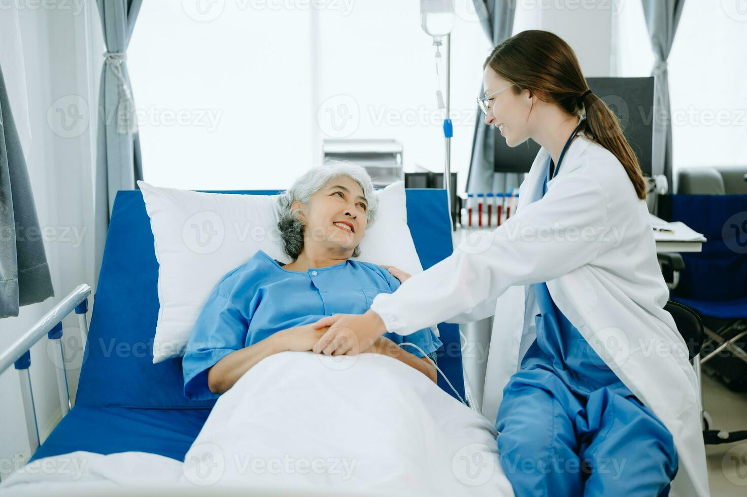 Frau Arzt und geduldig diskutieren etwas während Sitzung auf Untersuchung Bett im modern Klinik oder Krankenhaus . Medizin und Gesundheit Pflege Konzept. foto