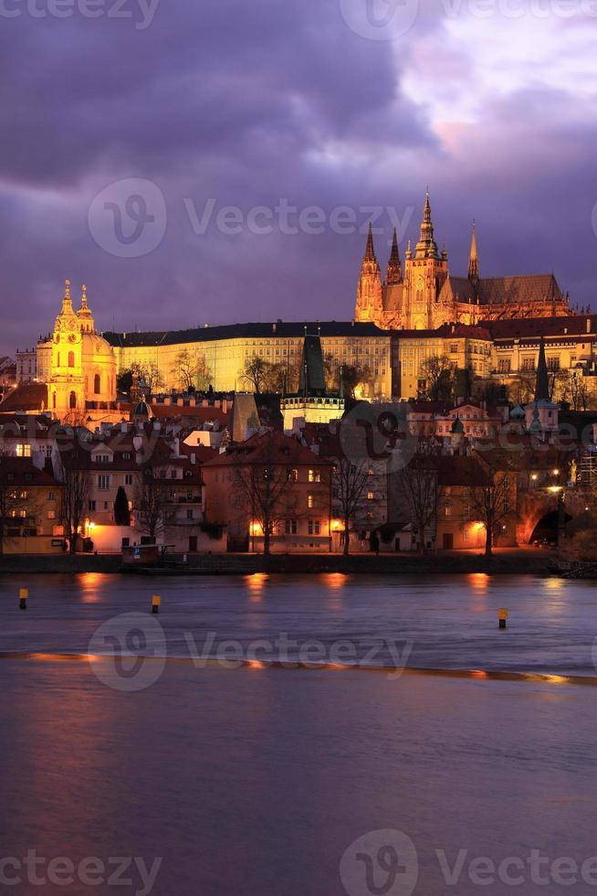 Blick auf Prag mit der gotischen Burg foto