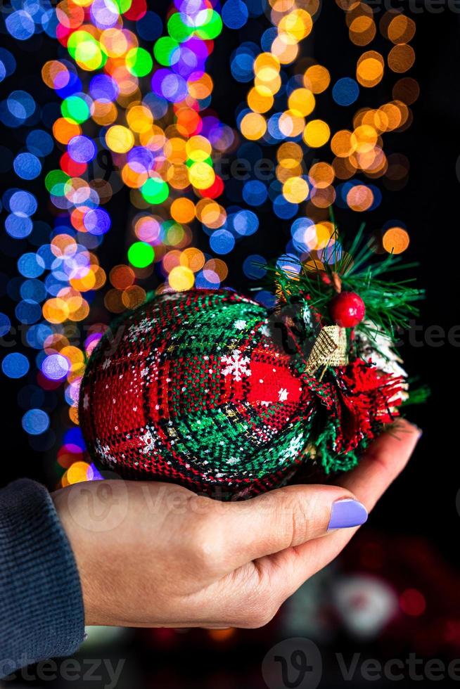 Hand mit Weihnachtskugel foto