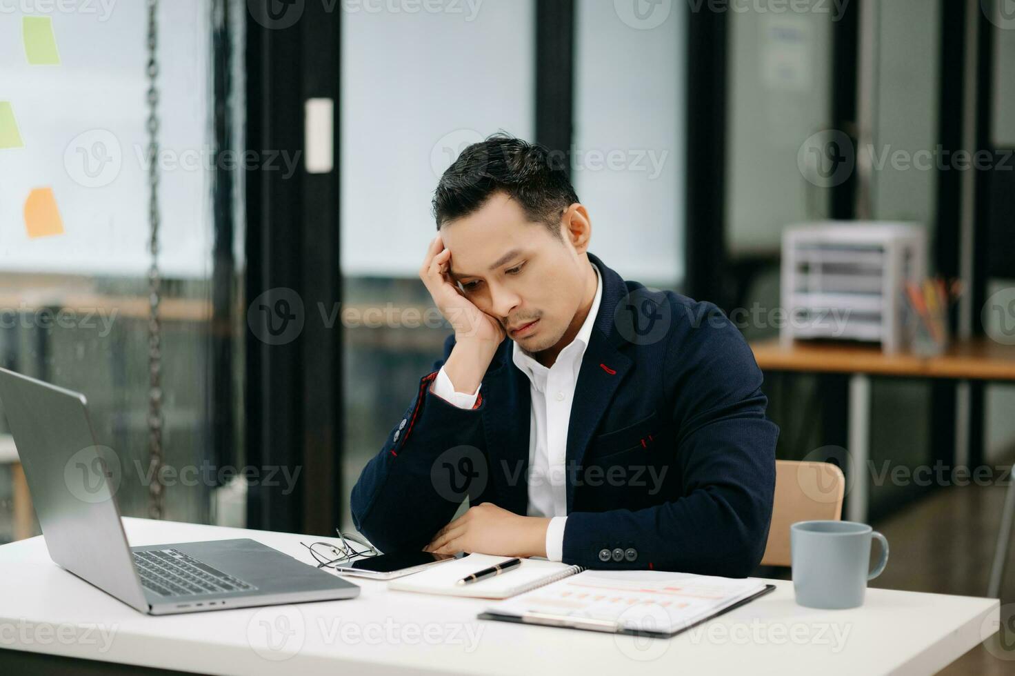 überarbeitet jung asiatisch Geschäftsmann Büro Arbeiter Leiden von Hals Schmerzen nach hätten ein lange Tag beim ihr Büro Schreibtisch. Büro Syndrom Konzept foto