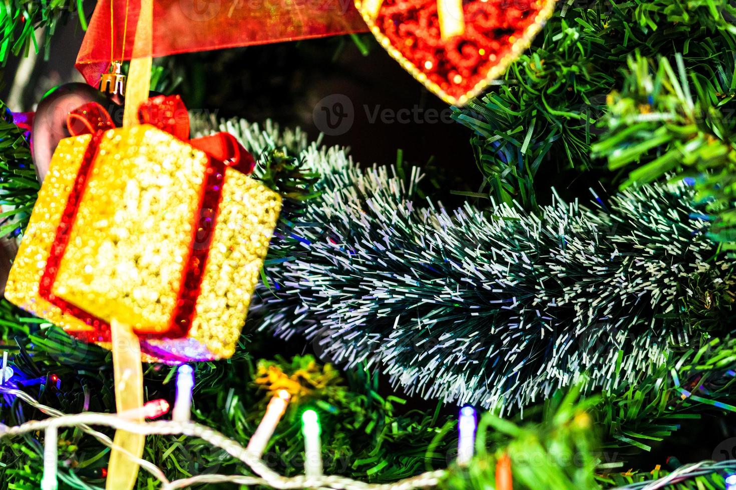 hängende Weihnachtsdekorationen an Tannenbaum foto