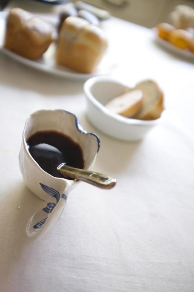 Morgenkaffee mit Brot, Konzept Catering, Bäckerei foto