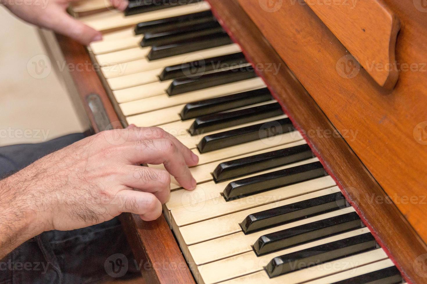Hände eines Mannes, der in Rio de Janeiro Klavier spielt foto