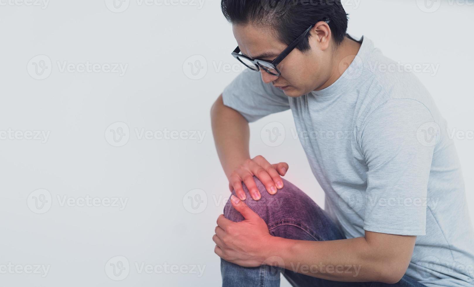 Foto von asiatischem Mann mit Knieschmerzen