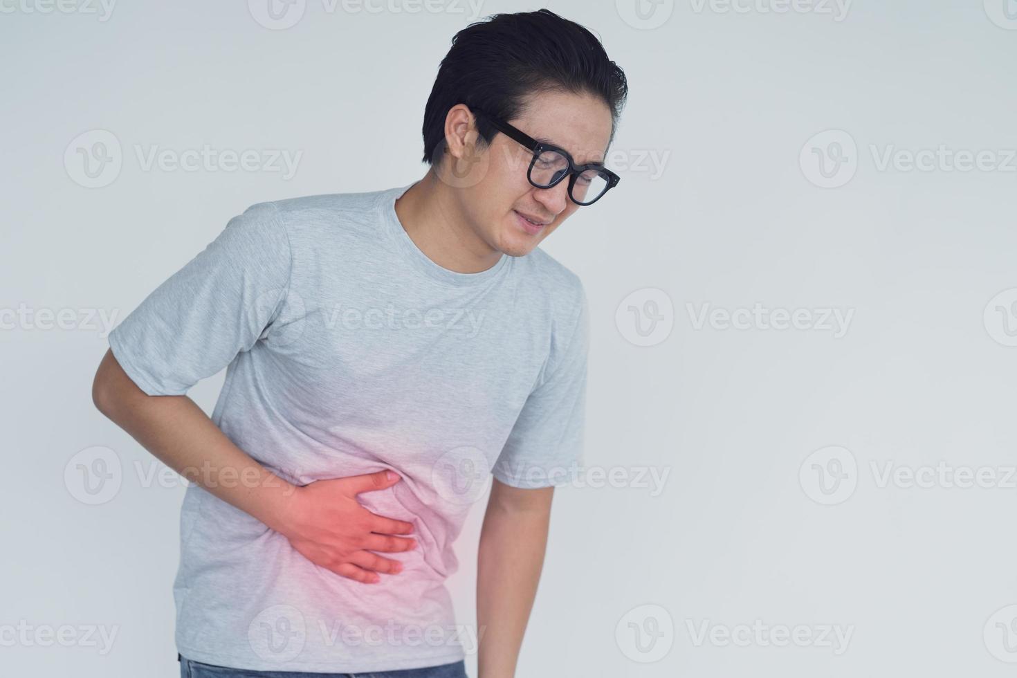 Foto eines asiatischen Mannes mit Bauchschmerzen