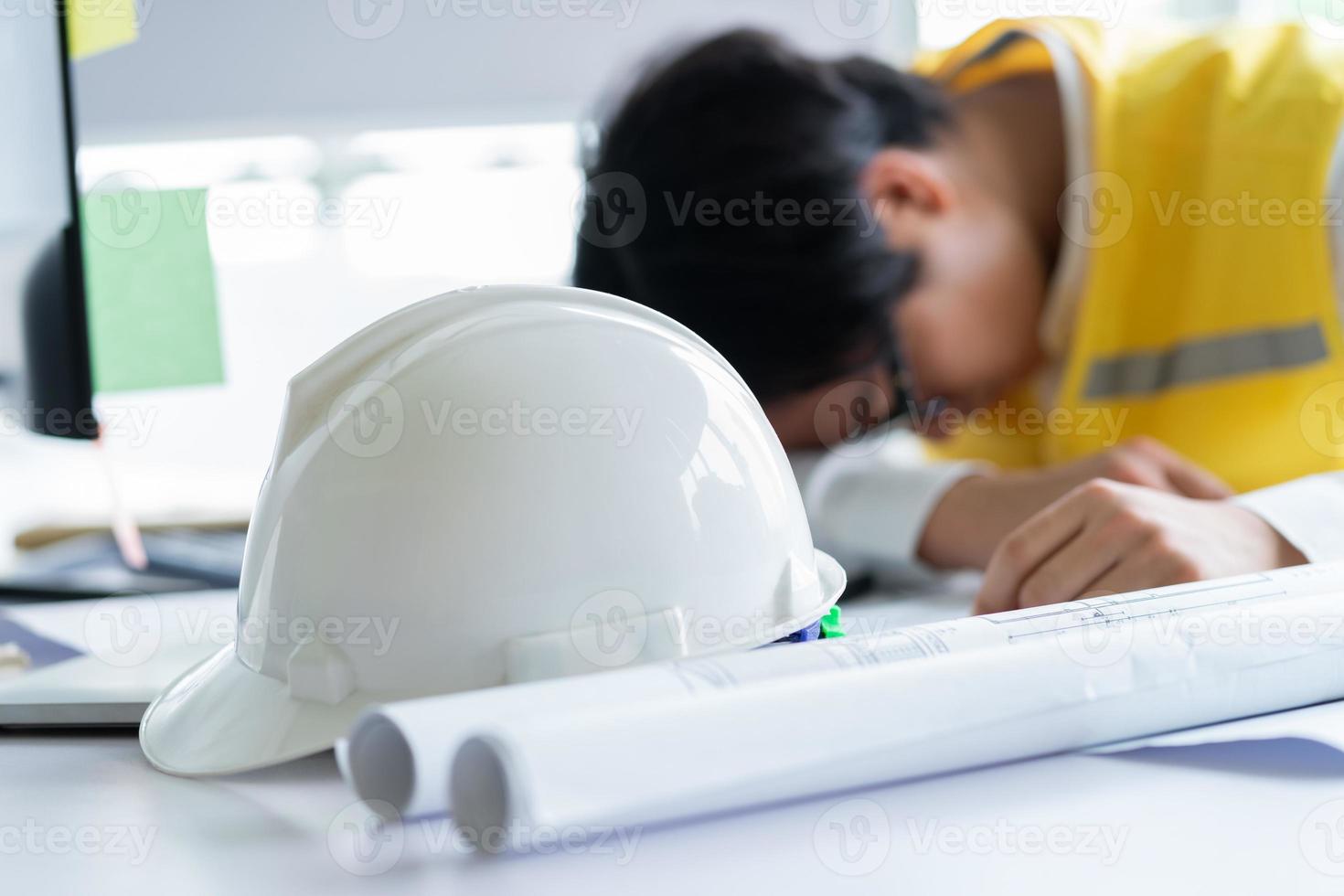 asiatische Ingenieure fühlen sich vom Arbeitsdruck müde foto
