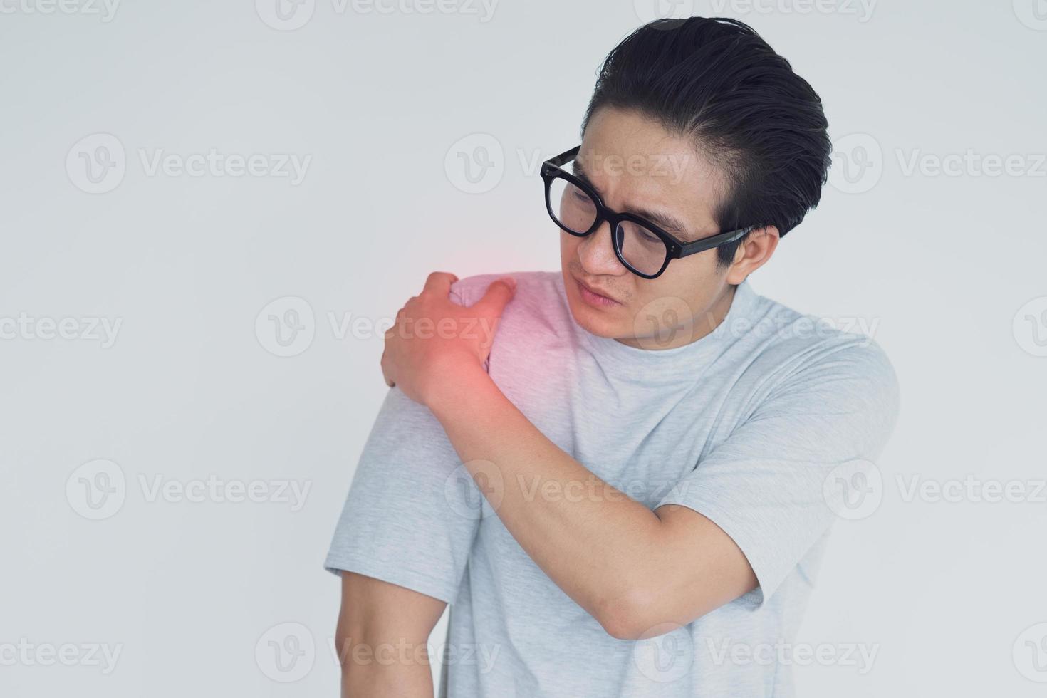 Foto von asiatischem Mann mit Schulterschmerzen