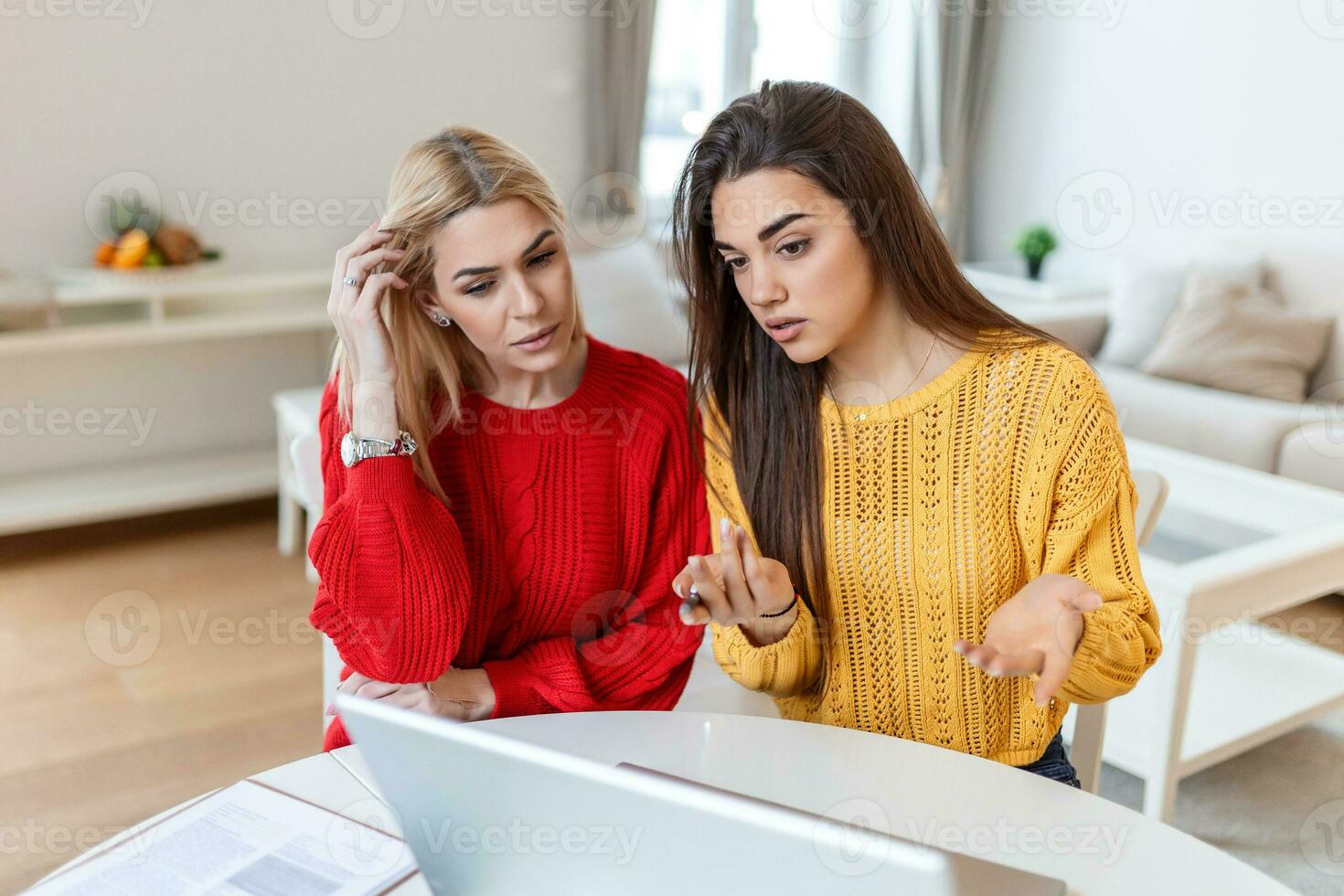 klug weiblich Studenten diskutieren Ideen zum Kursarbeit Projekt lesen Information von Netzwerk auf Laptop Computer, jung Frauen Aufpassen Lernprogramm zusammen haben Konversation im Büro foto