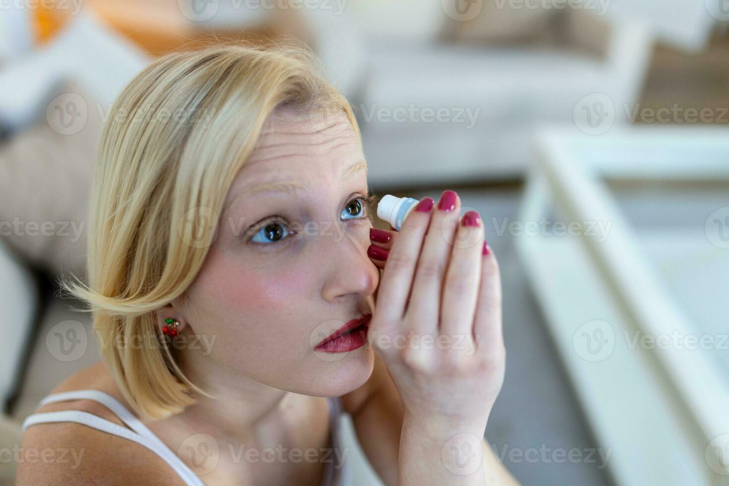 Frau mit Auge tropfen, Frau fallen lassen Auge Schmiermittel zu behandeln trocken Auge oder Allergie krank Mädchen Behandlung Augapfel Reizung oder Entzündung krank Frau Leiden von gereizt Auge, optisch Symptome foto