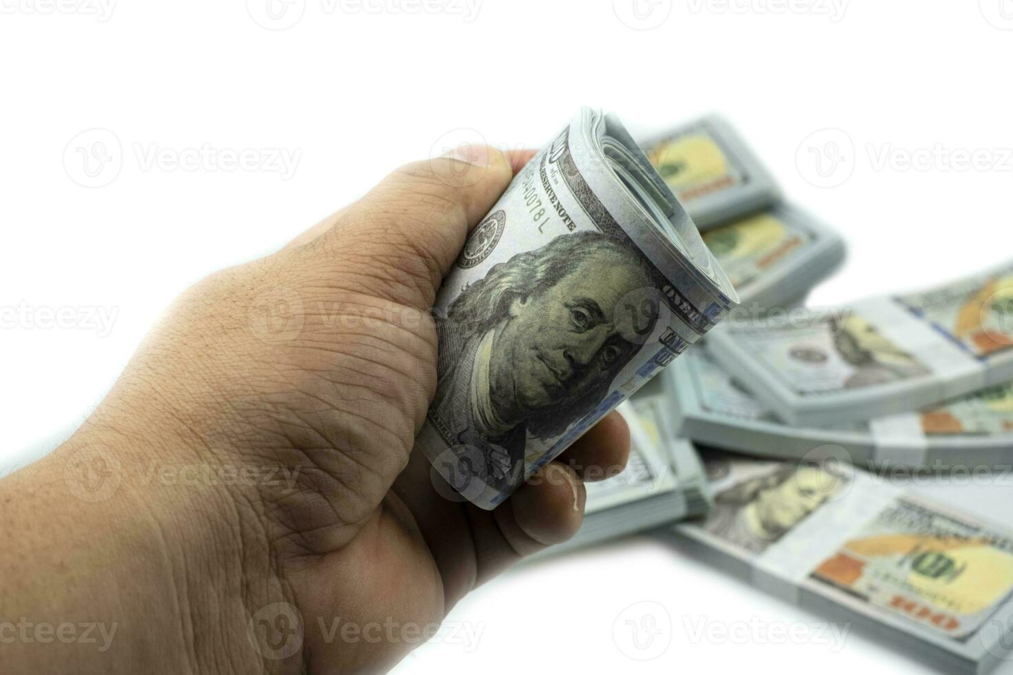 Hand hält Bündel 100 US-Dollar Stapel-Rendering auf weiß foto