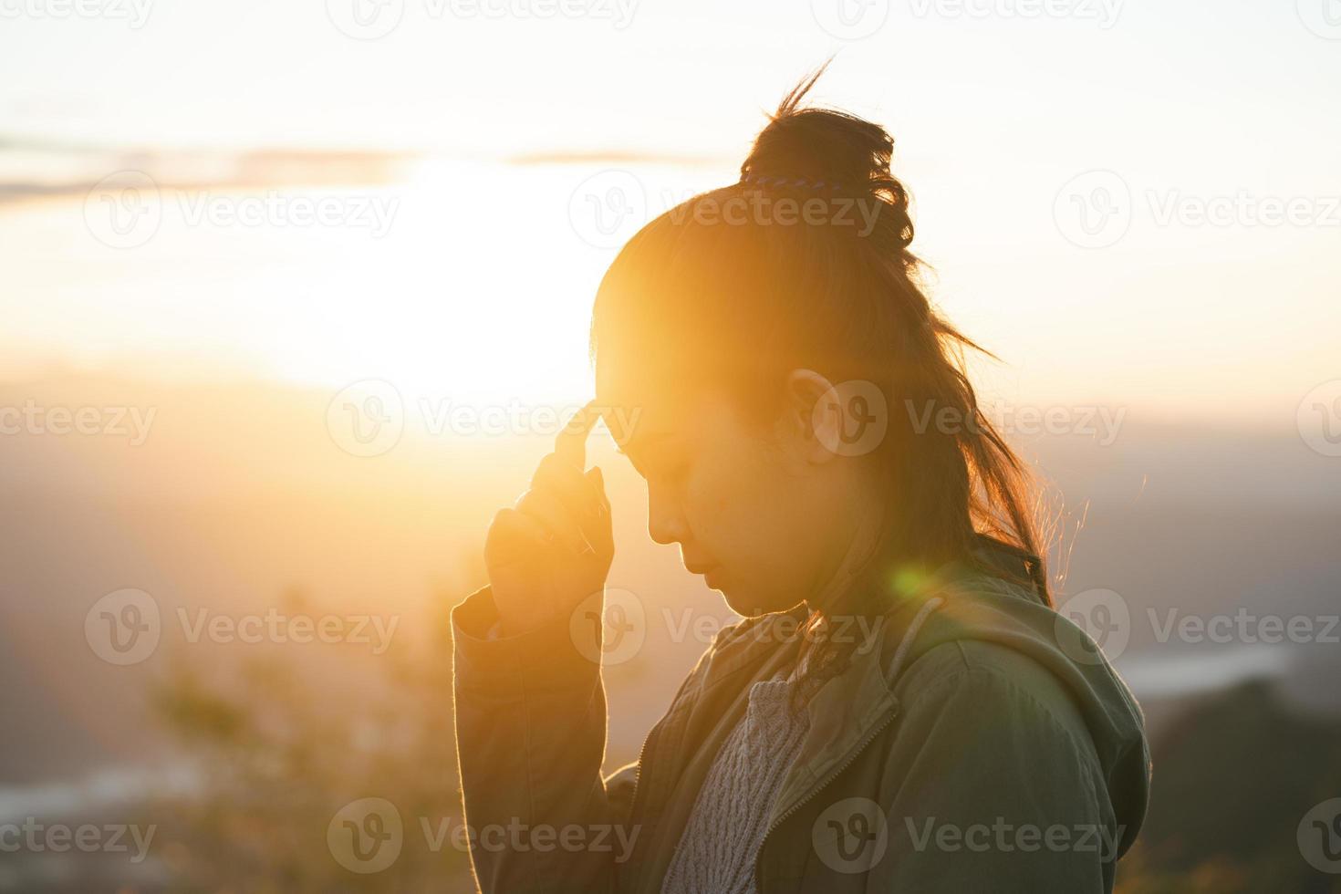 Reisefrau genießt den Sonnenuntergang. Nahaufnahme von Reisemädchen im Freien.. foto