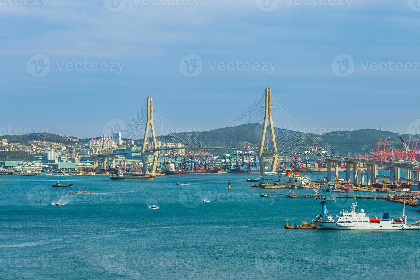 Busan Hafen und Brücke in Busan in Südkorea foto