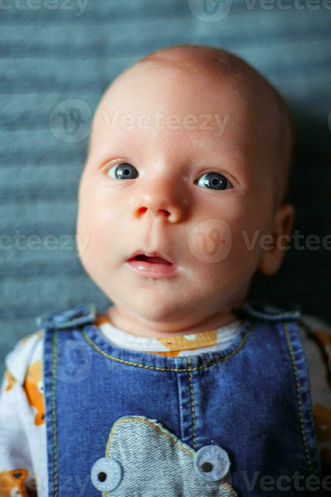 komisch Baby 3 Monate alt mit komisch Gesicht foto