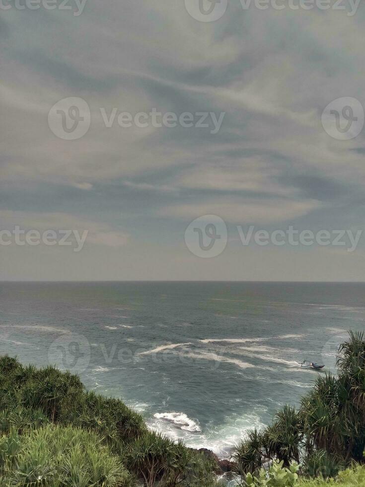 Aussicht von das Meer umgeben durch Felsen und Pflanzen foto