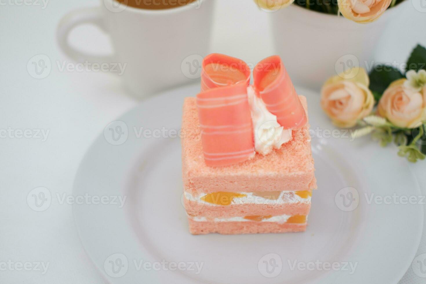 Stück von Kuchen und Tasse von Tee auf Weiß Hintergrund, Lager Foto