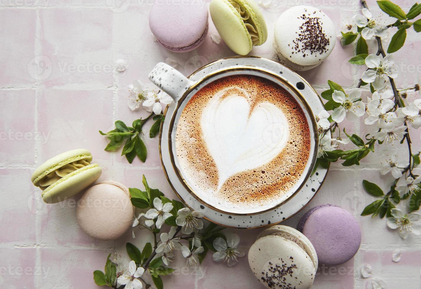 Makronen mit einer Tasse Kaffee foto