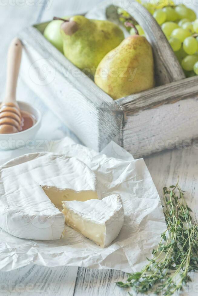 Camembert mit Birnen und Traube foto