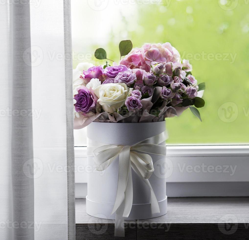 schöne Blumen in einer weißen runden Schachtel foto