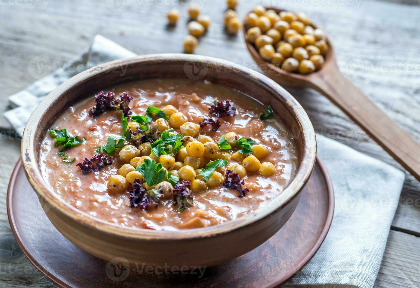 Schüssel von Kichererbse Suppe auf das hölzern Tabelle foto