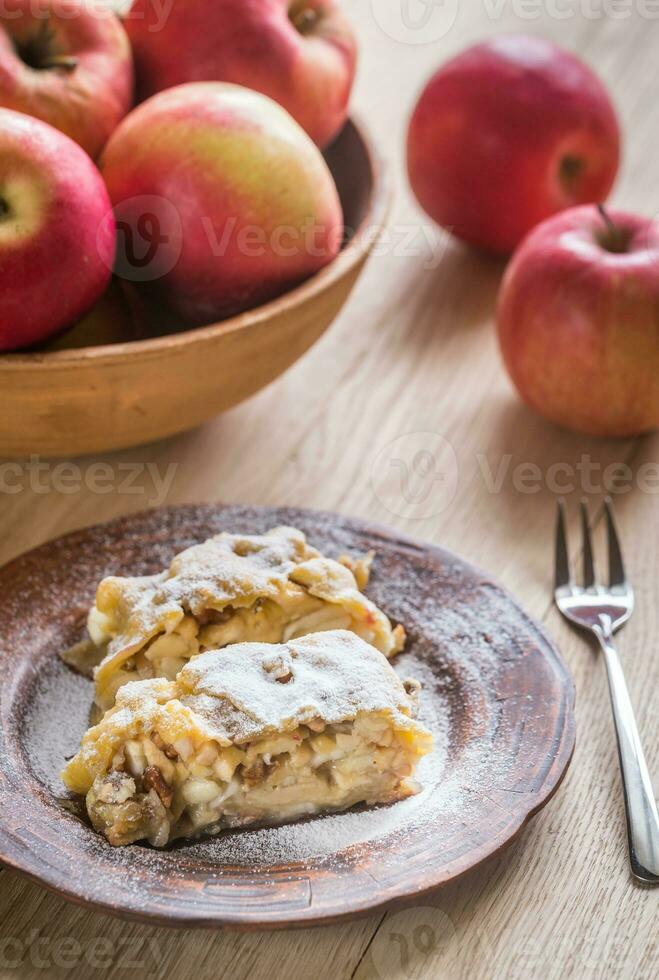 Apfel Strudel mit Walnüsse foto