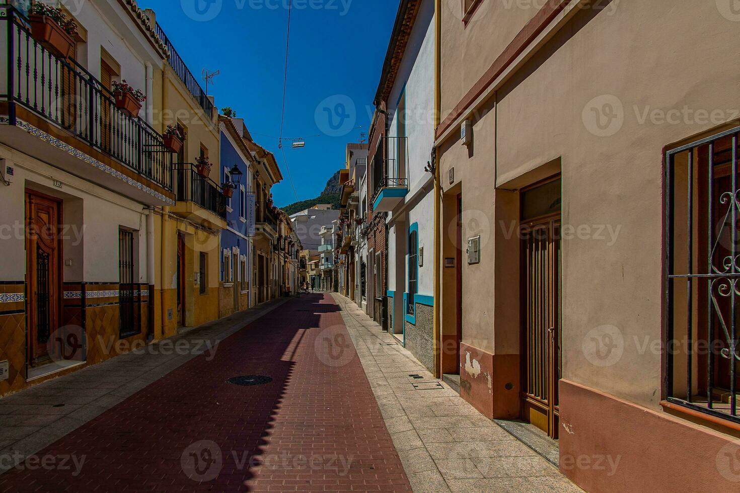 eng Straßen von das alt Stadt, Dorf im Calpe Spanien auf ein Sommer- heiß Urlaub Tag foto