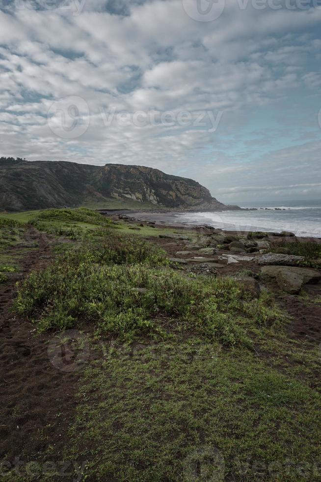 Strandlandschaft an der Küste in Bilbao, Spanien foto