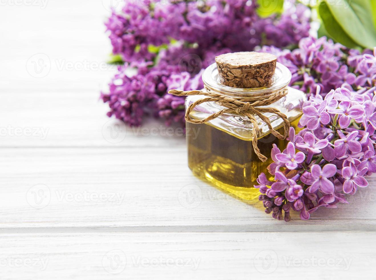 Wellnessöl mit lila Blüten foto