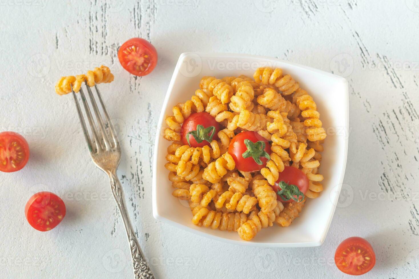 Portion Nudeln mit Tomaten-Ricotta-Pesto foto