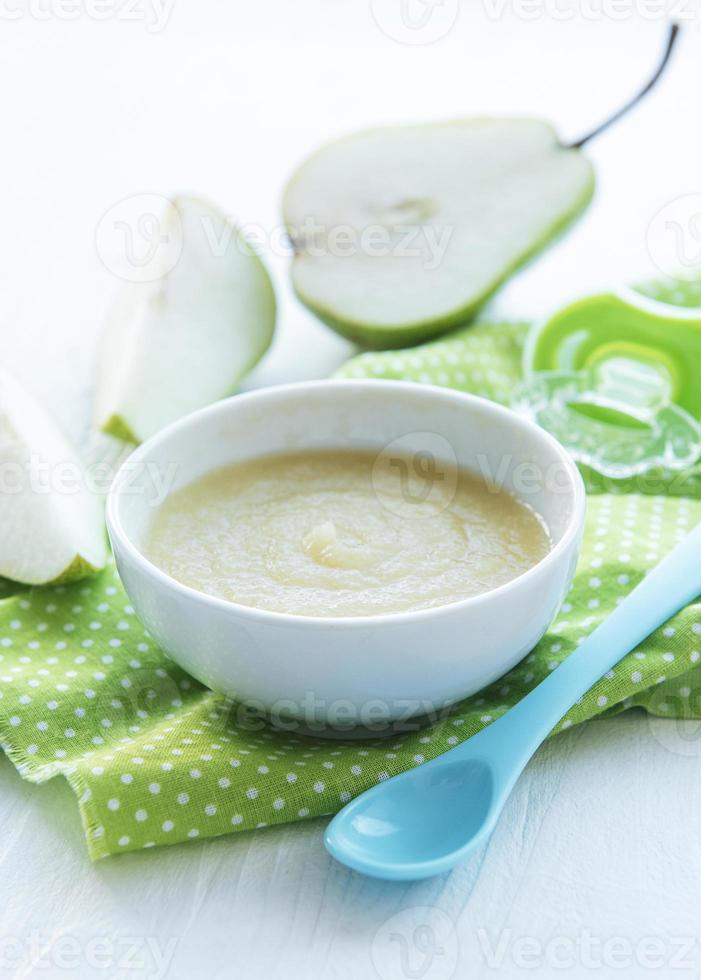 Schüssel mit Obst Babynahrung und Birnen foto