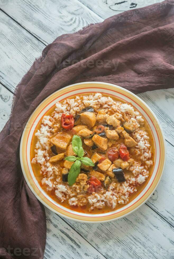 thailändisch rot Hähnchen Curry mit Weiß Reis foto