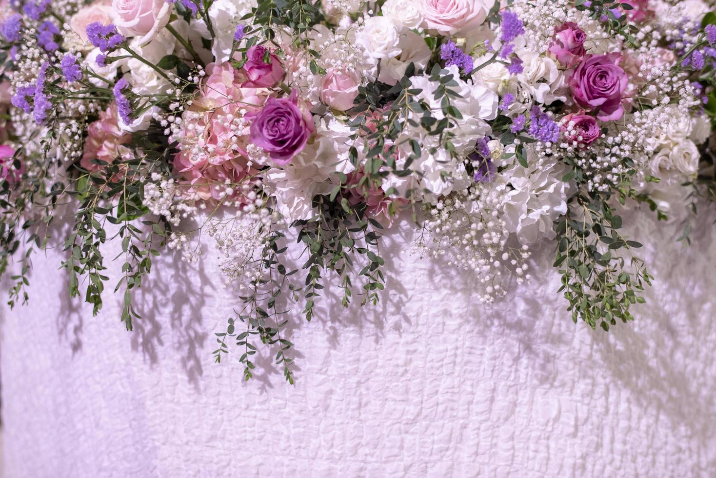 weiße Hochzeitsblumendekoration foto