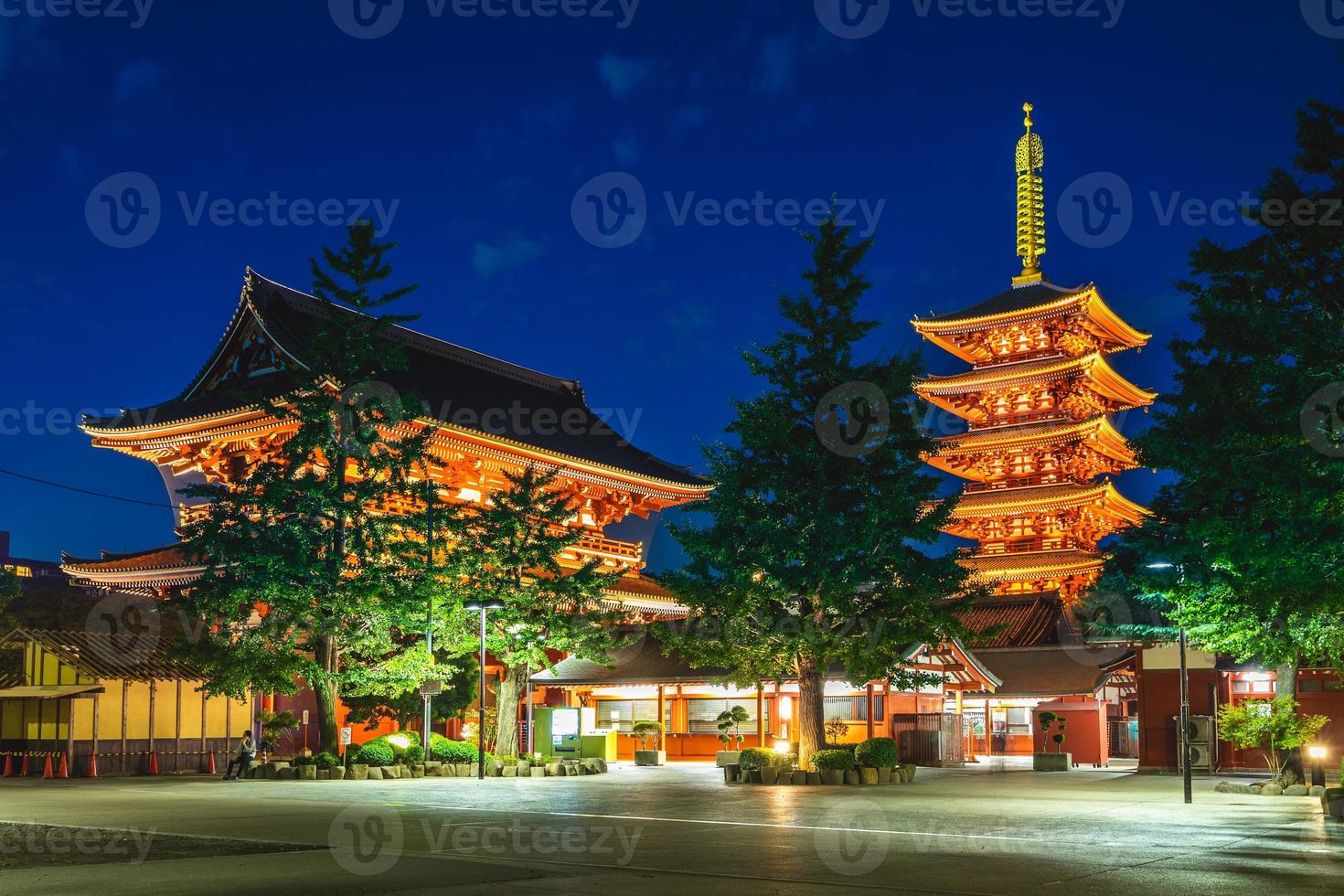 Nachtansicht des Sensoji-Tempels in Tokio, Japan foto