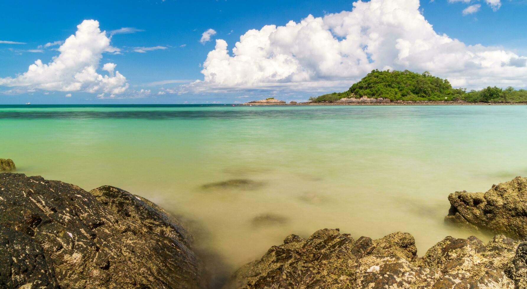 Landschaft Aussicht lange Exposition Weiß Sand Strand klar Blau Wasser nang RAM Strand, Chonburi Thailand früh Morgen mit Blau Himmel Weiß Wolken perfekt Reise. auf Tourist Reise Urlaub im Sommer- von Jahr foto