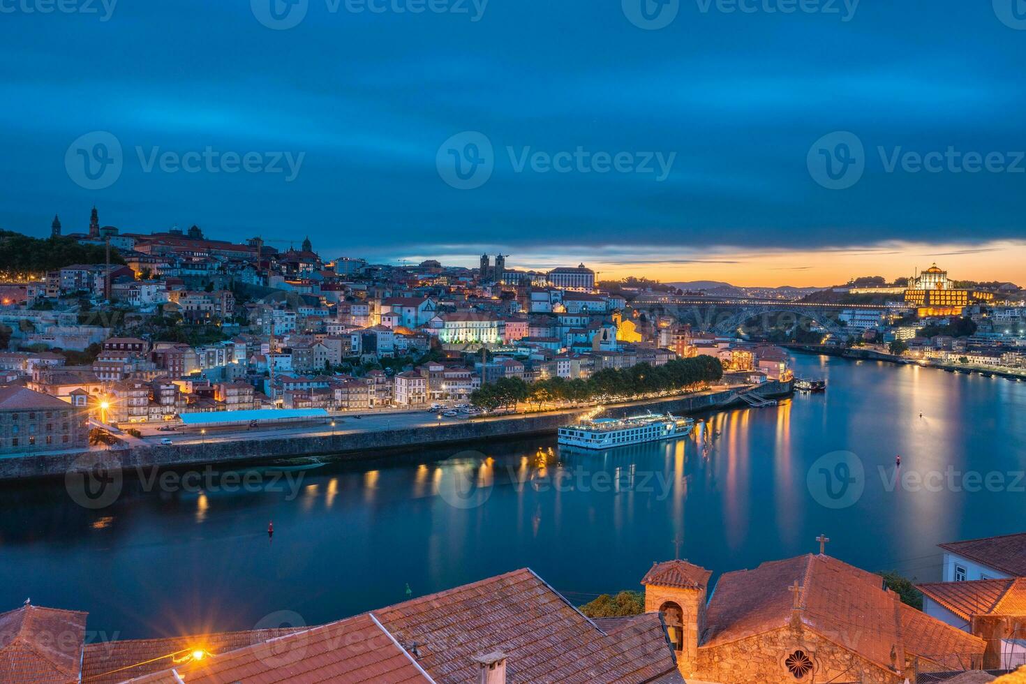 früh Morgen Aussicht von das Douro Fluss und Porto, Portugal. foto