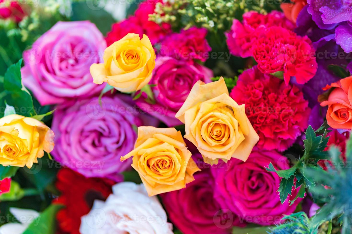 gemischte mehrfarbige Rosen im Blumendekor, bunter Hochzeitsblumenhintergrund foto