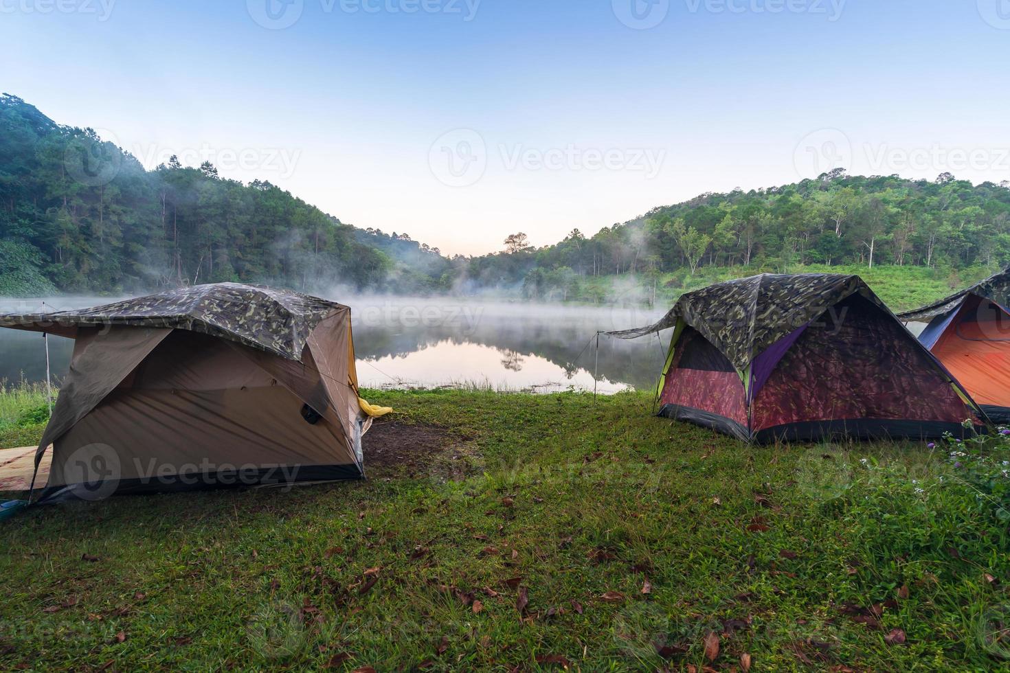 Abenteuer Camping und Camping am Morgen bei leichtem Nebel bei Pang-ung, Mae Hong Son, Thailand foto