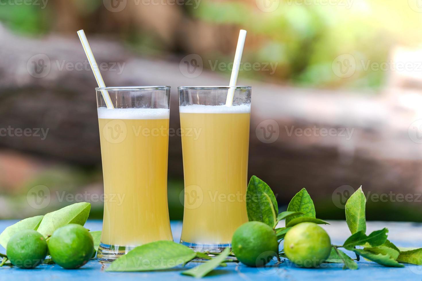 Zitronensaft auf einem Holztisch foto