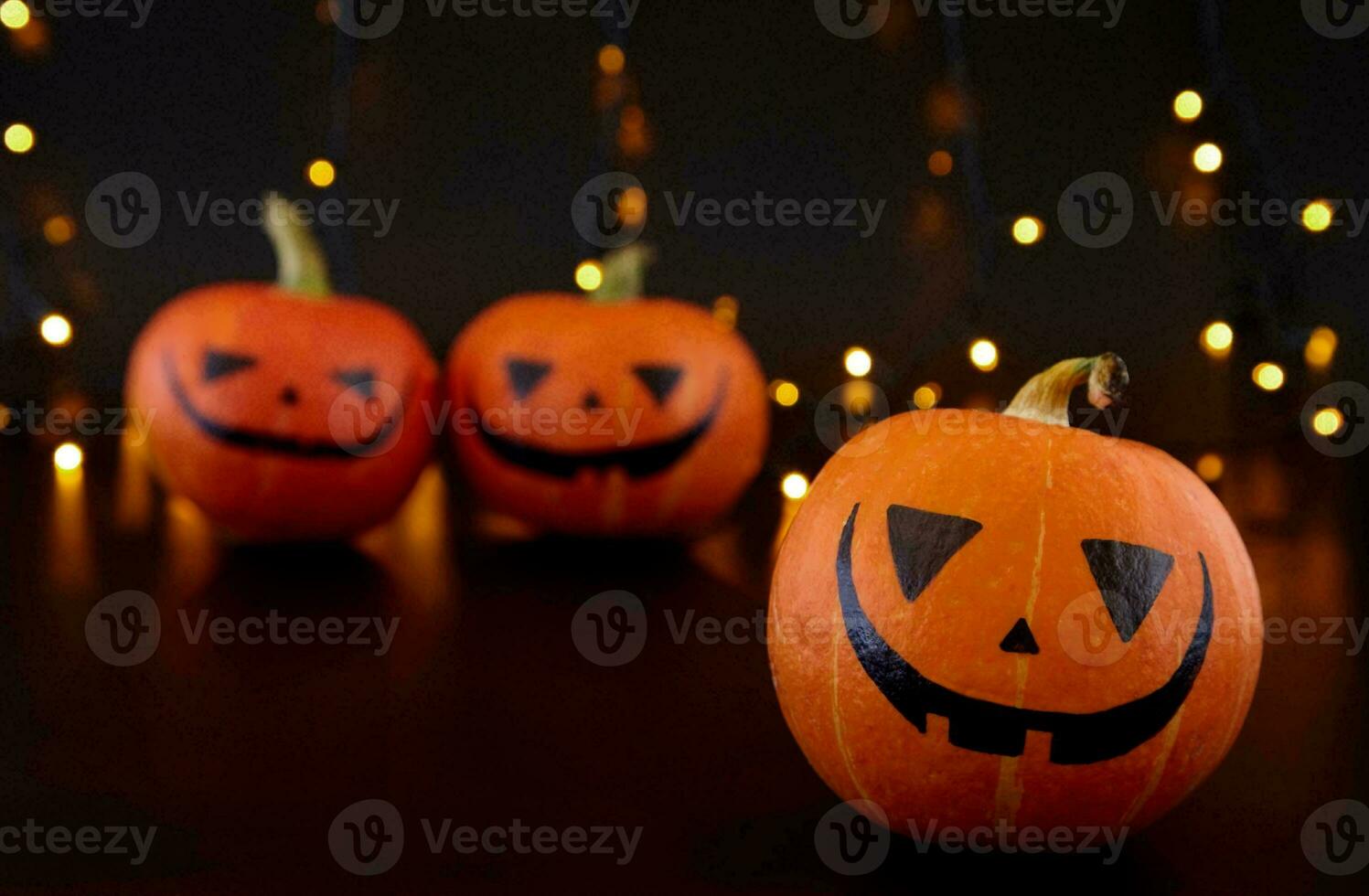 glücklich Halloween Banner oder Party Einladung Hintergrund mit Wolken Fledermäuse und Kürbisse Fotos