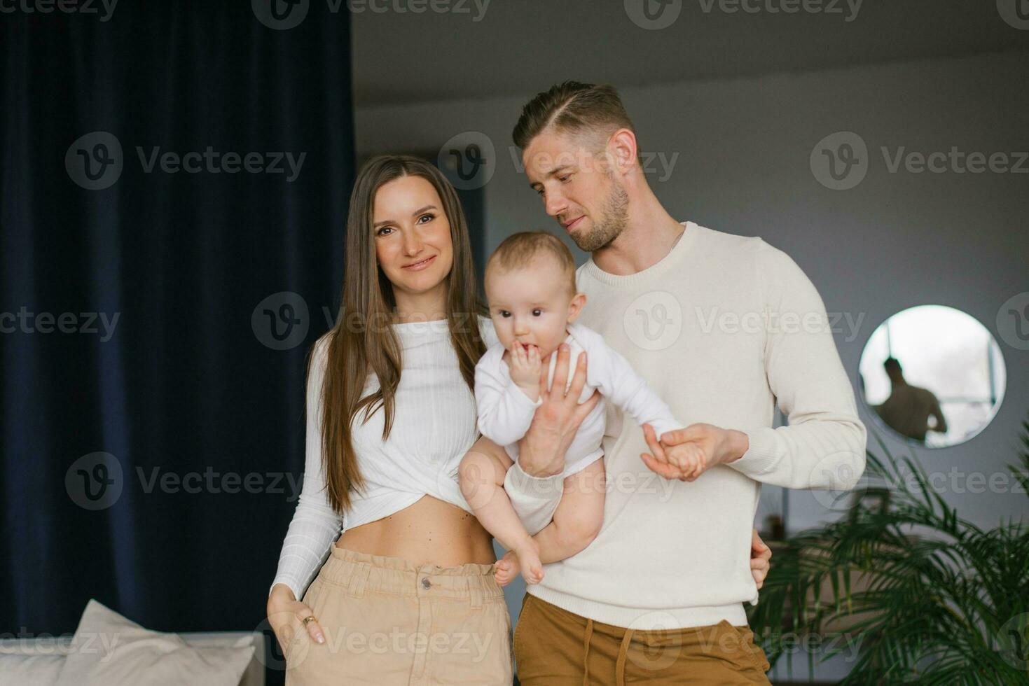 Porträt von ein jung glücklich Familie mit ein Kind im ein gemütlich Haus foto