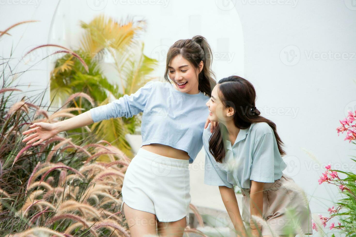 glücklich asiatisch Frau und Freund im Garten. foto