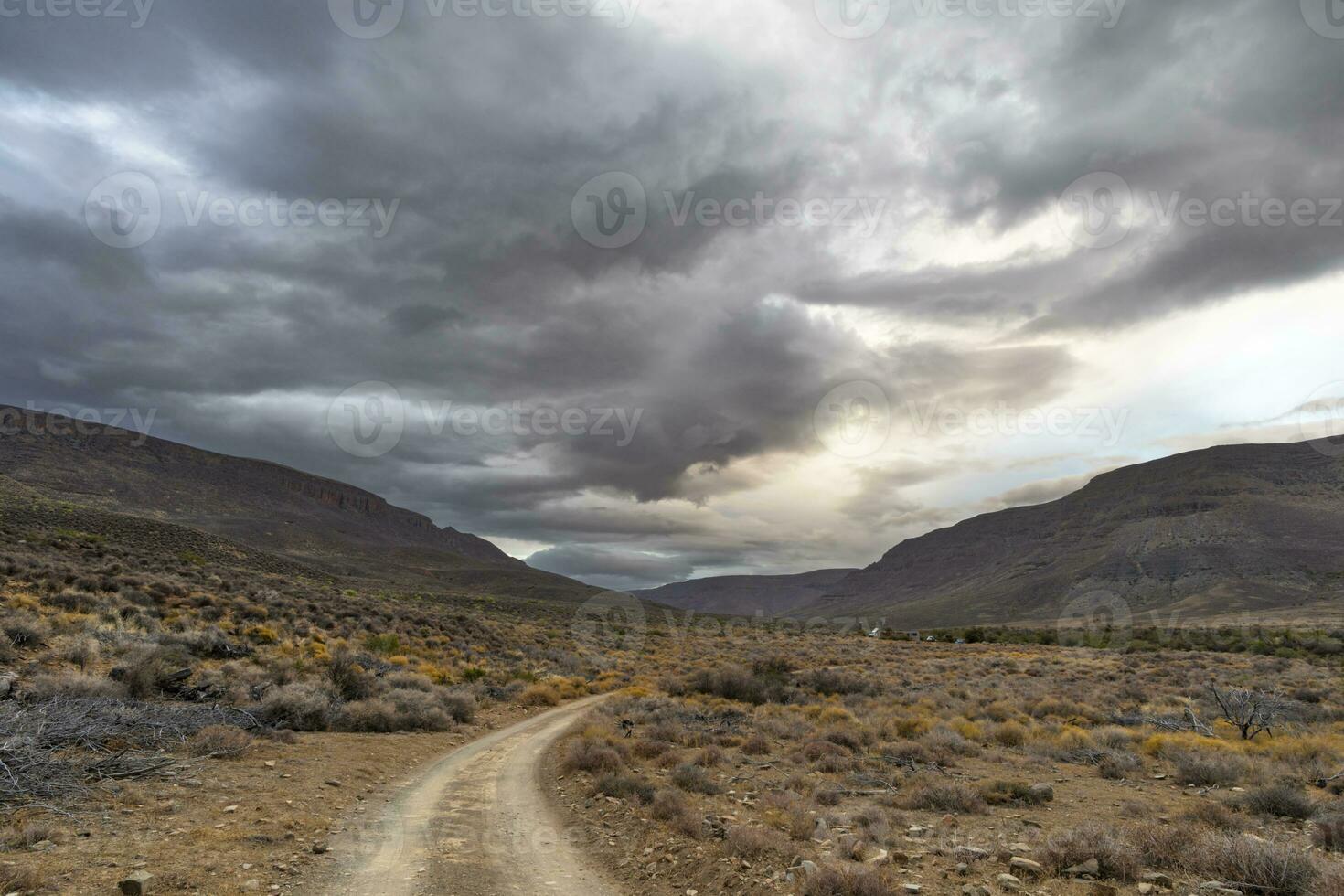 dunkel Wolken im früh Morgen Über trocken karoo foto