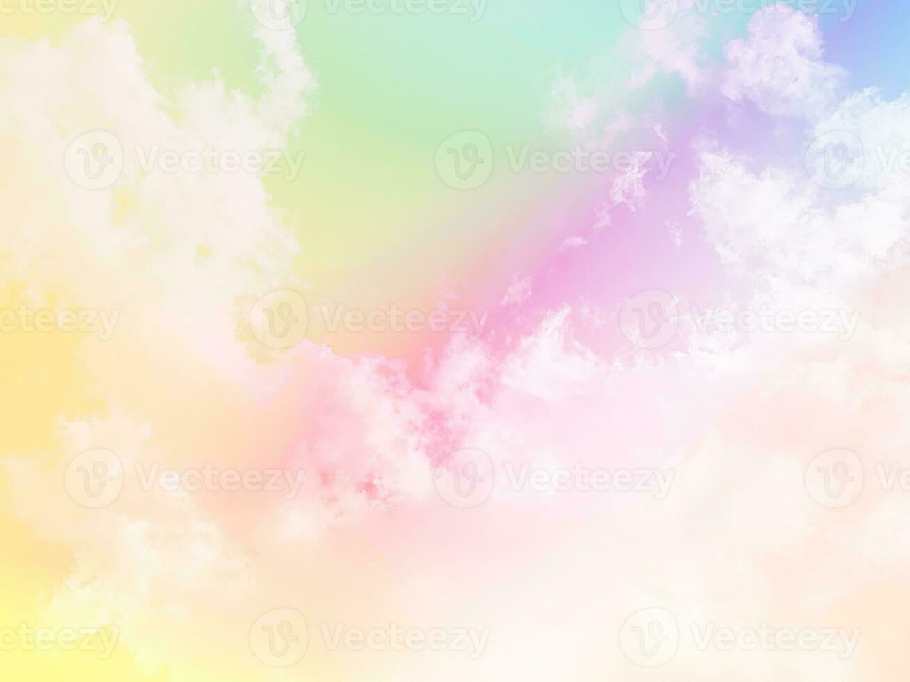 schönheit süß pastellgrün gelb bunt mit flauschigen wolken am himmel. mehrfarbiges Regenbogenbild. abstrakte Fantasie wachsendes Licht foto