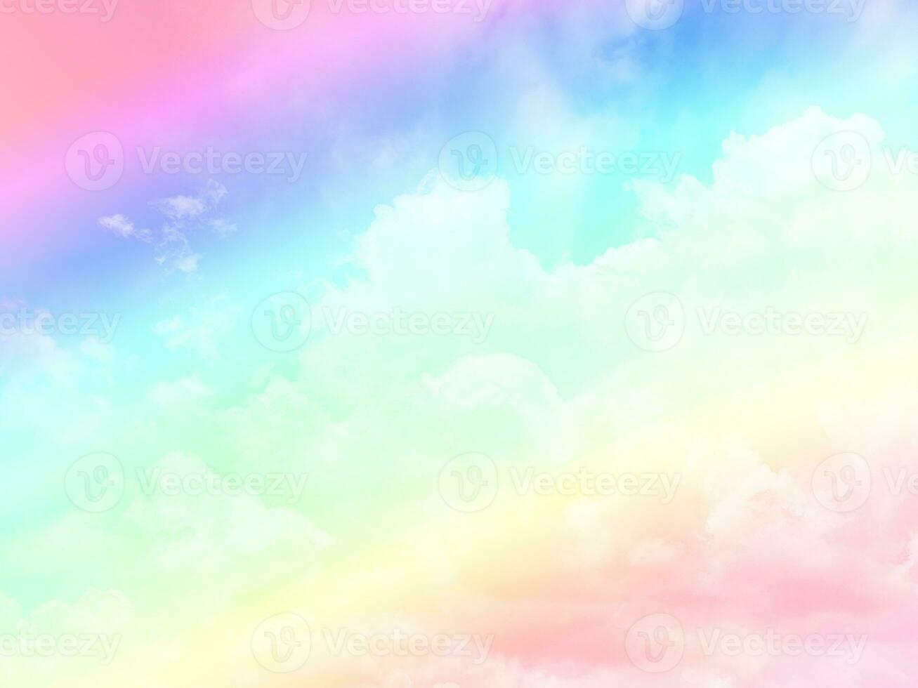 schönheit süß pastellblau gelb bunt mit flauschigen wolken am himmel. mehrfarbiges Regenbogenbild. abstrakte Fantasie wachsendes Licht foto